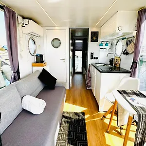 Houseboat Seabreeze Botel